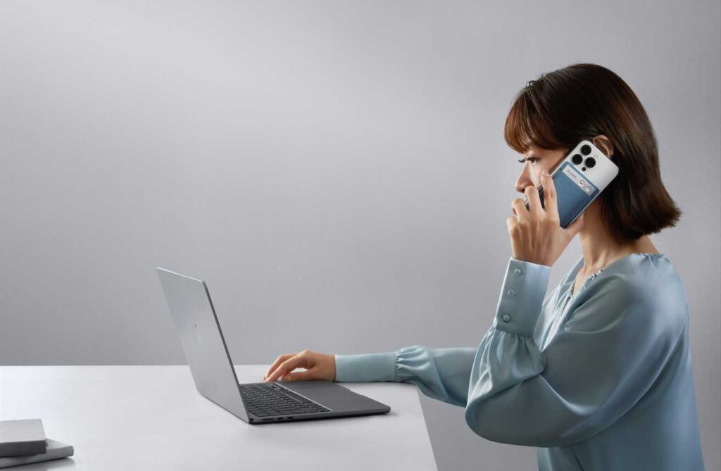 スマホ背面にPLAUD用アクセサリを装着し、通話する女性(運用イメージ)