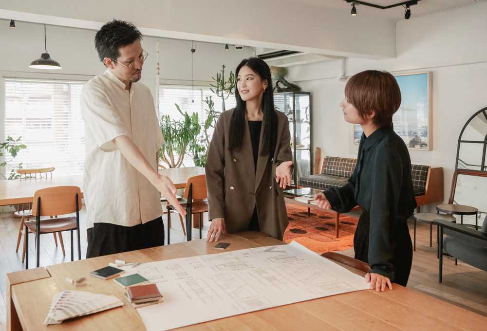 小会議室で参加者が2〜3m以内で会話する近距離ディスカッション。PLAUD Note ProのEnduranceモード(目安約3m)で収音しやすいシーン