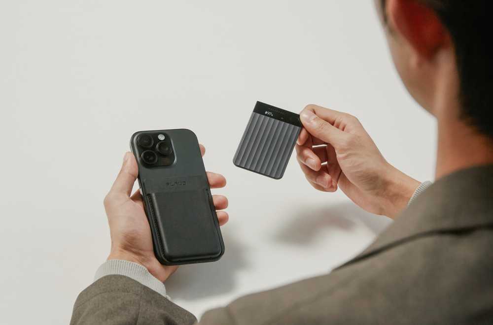 スマホ背面アクセサリとPLAUD Note Proを手に持ち、着脱して携行する様子(MagSafe装着例)